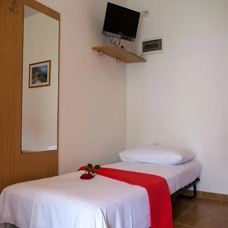 Alluring In Pako Tane With Swimming Pool Apartman Pakostane