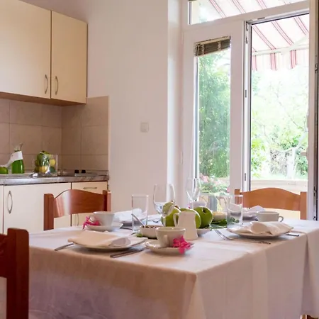 Alluring In Pako Tane With Swimming Pool Apartman