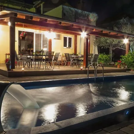 Alluring In Pako Tane With Swimming Pool Apartman Pakostane